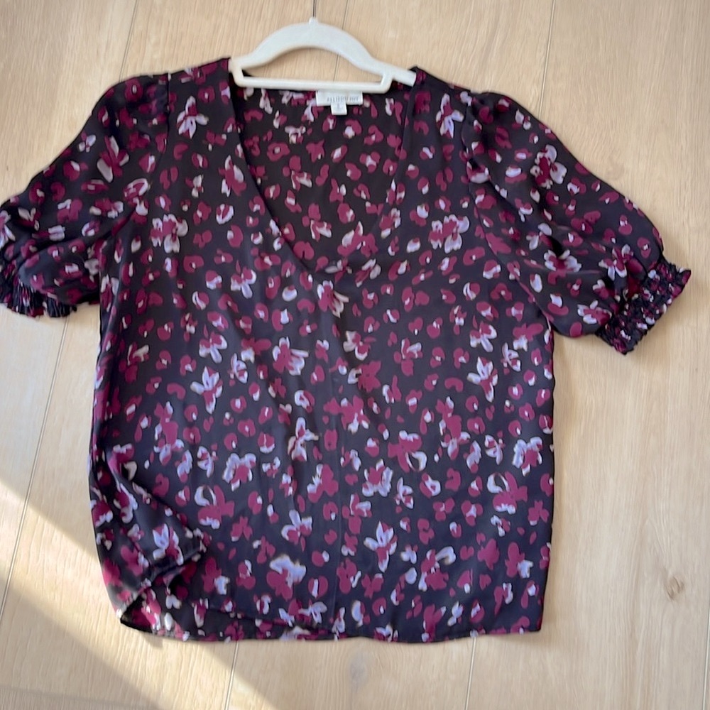 Evereve ..Short sleeve silky fall blouse
